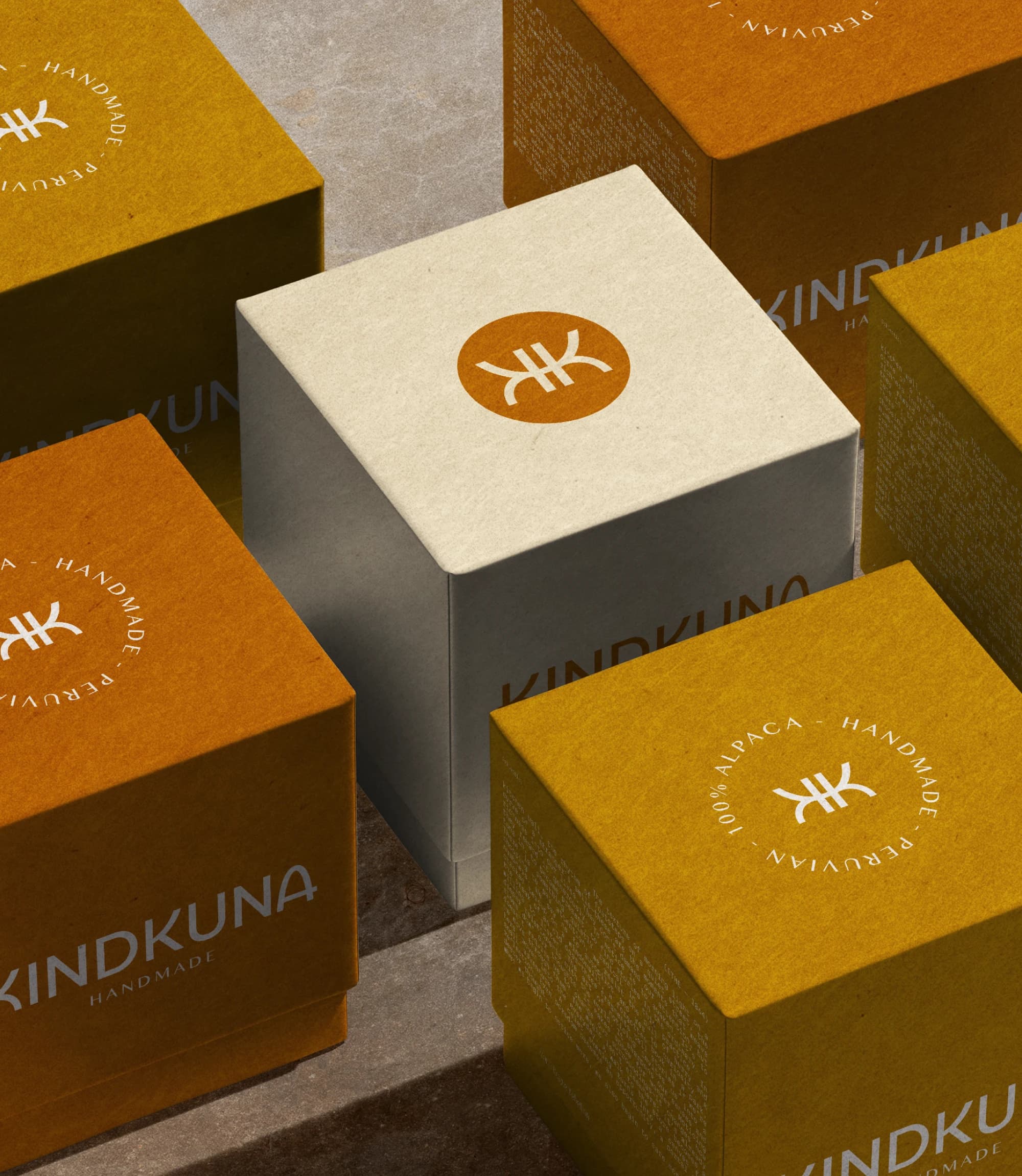 Kindkuna-askar i orange och beige med monogram