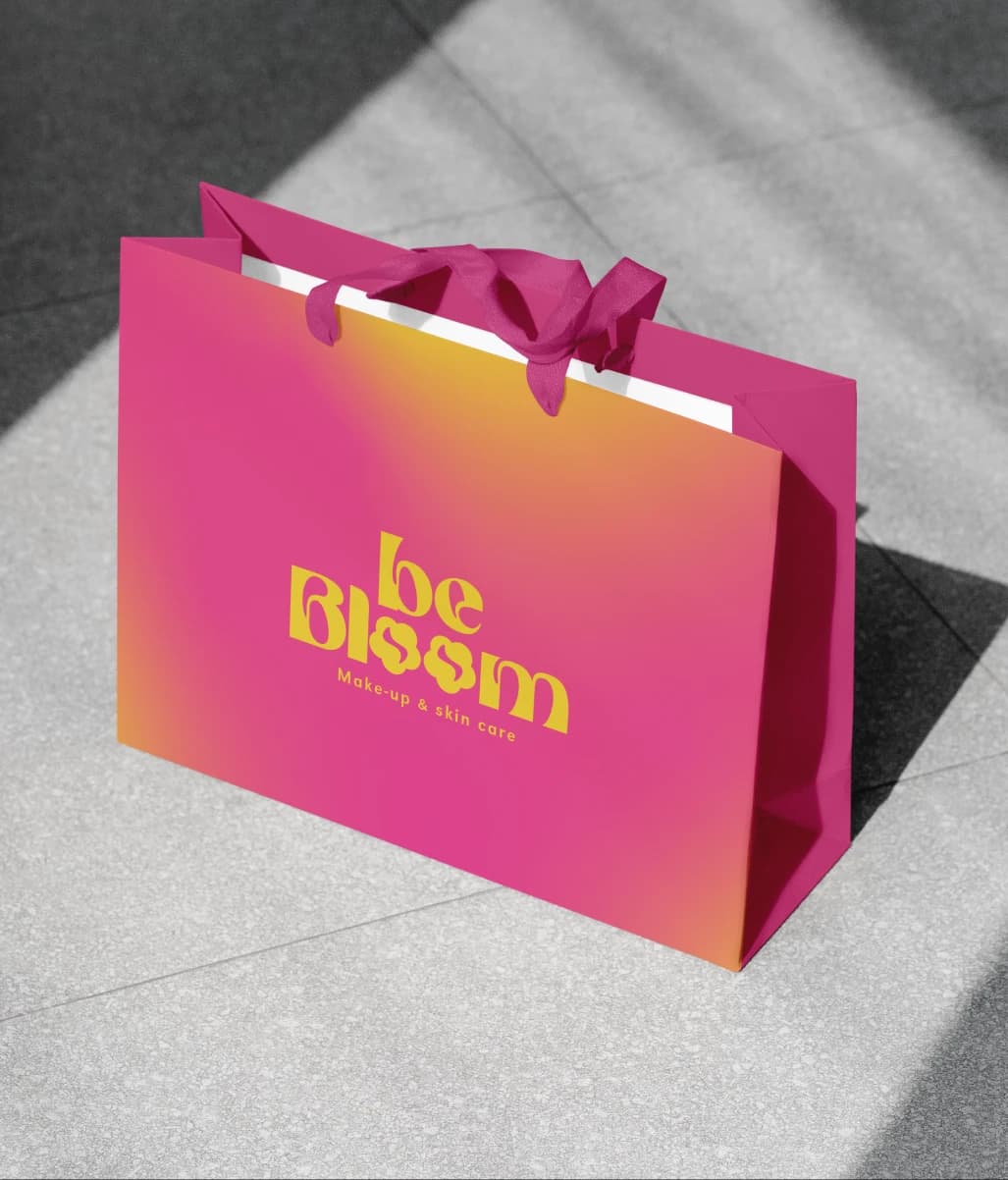 Rosa och orange Be Bloom-påse med gul logotyp