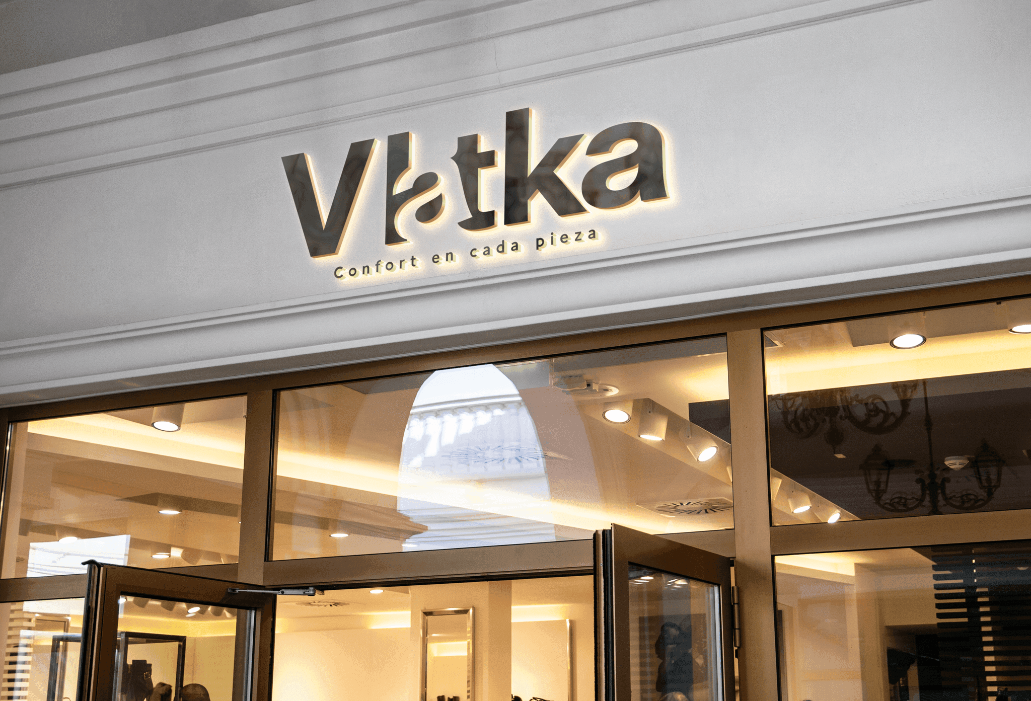 Vlatkas logotyp som belyst fasadskylt